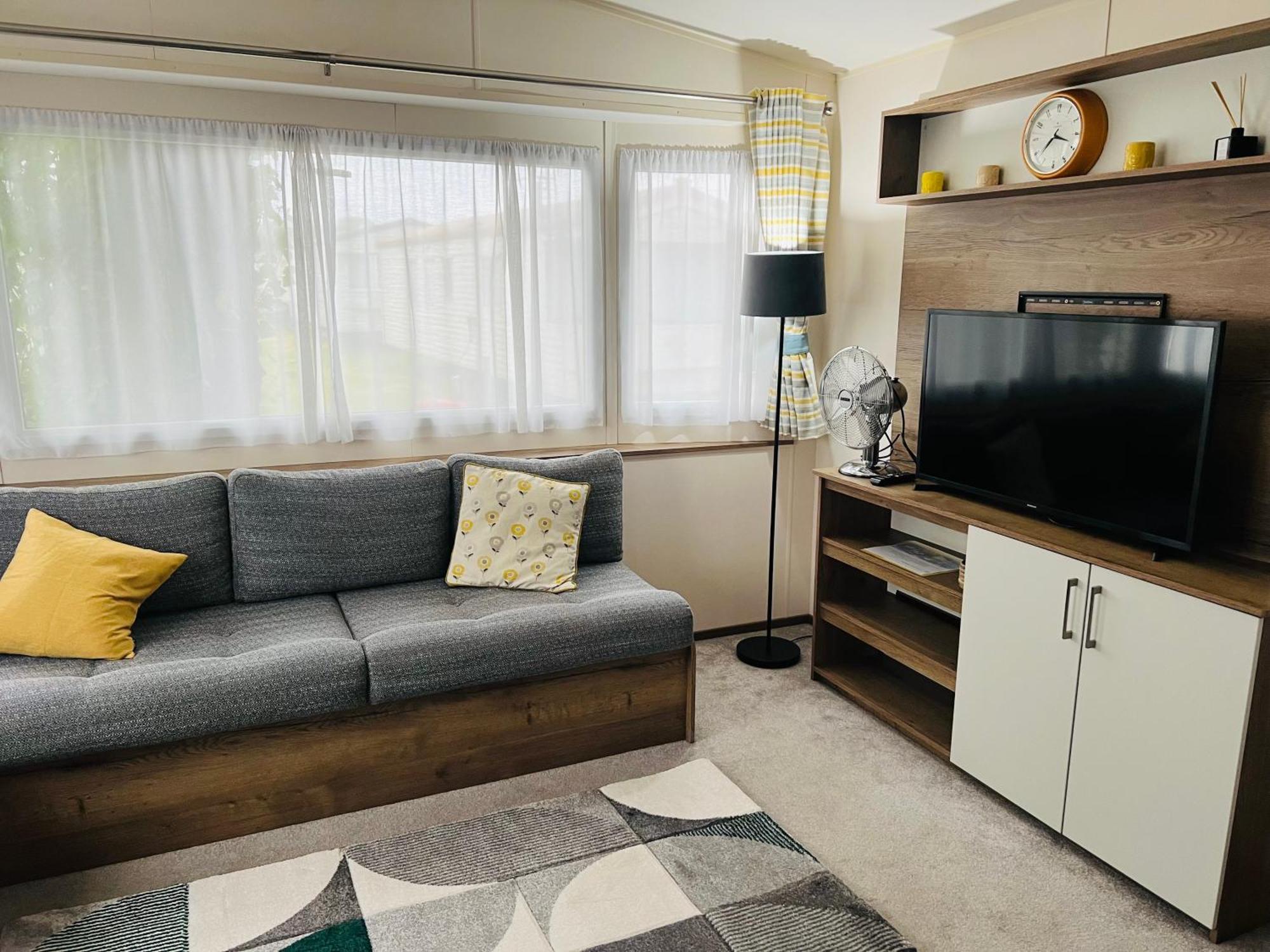 Djd's Place - Caravan Sleeps 6 * Felixstowe
